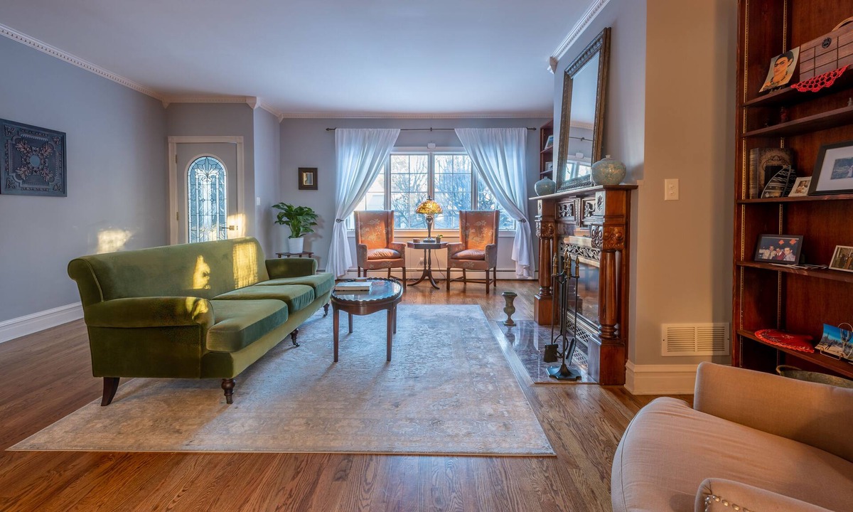 Oak Park House | Elegantly decorated spacious 4 bedroom, 5 bathroom home in historic Oak Park