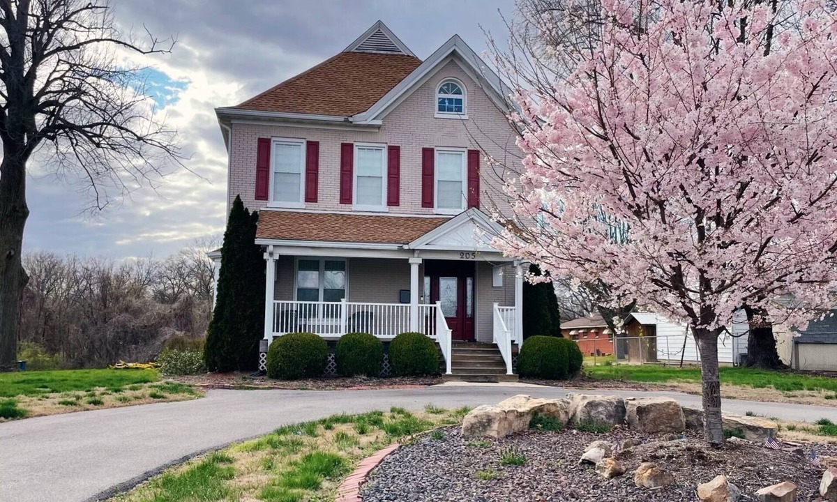 Alton House | Elm Street Escape- Easy Access to Alton & STL