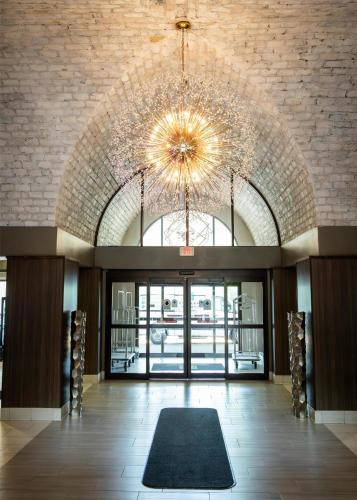 Schaumburg Hotel | Embassy Suites by Hilton Chicago Schaumburg Woodfield
