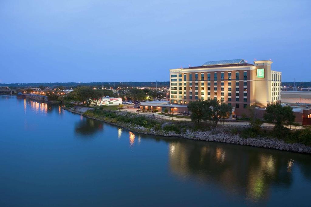 Peoria Hotel | Embassy Suites East Peoria Hotel and Riverfront Conference Center