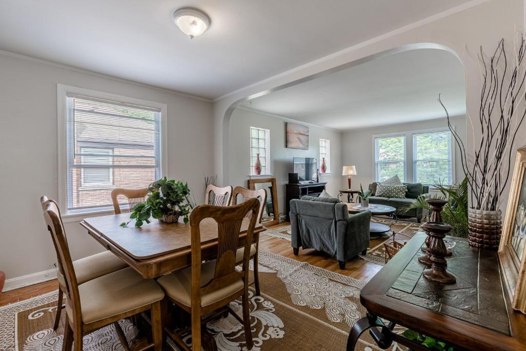 Evanston Apartment | Enjoy Evanston! Slow Down After a Busy Day Sight Seeing - Walking Distance from Public Transportation apts