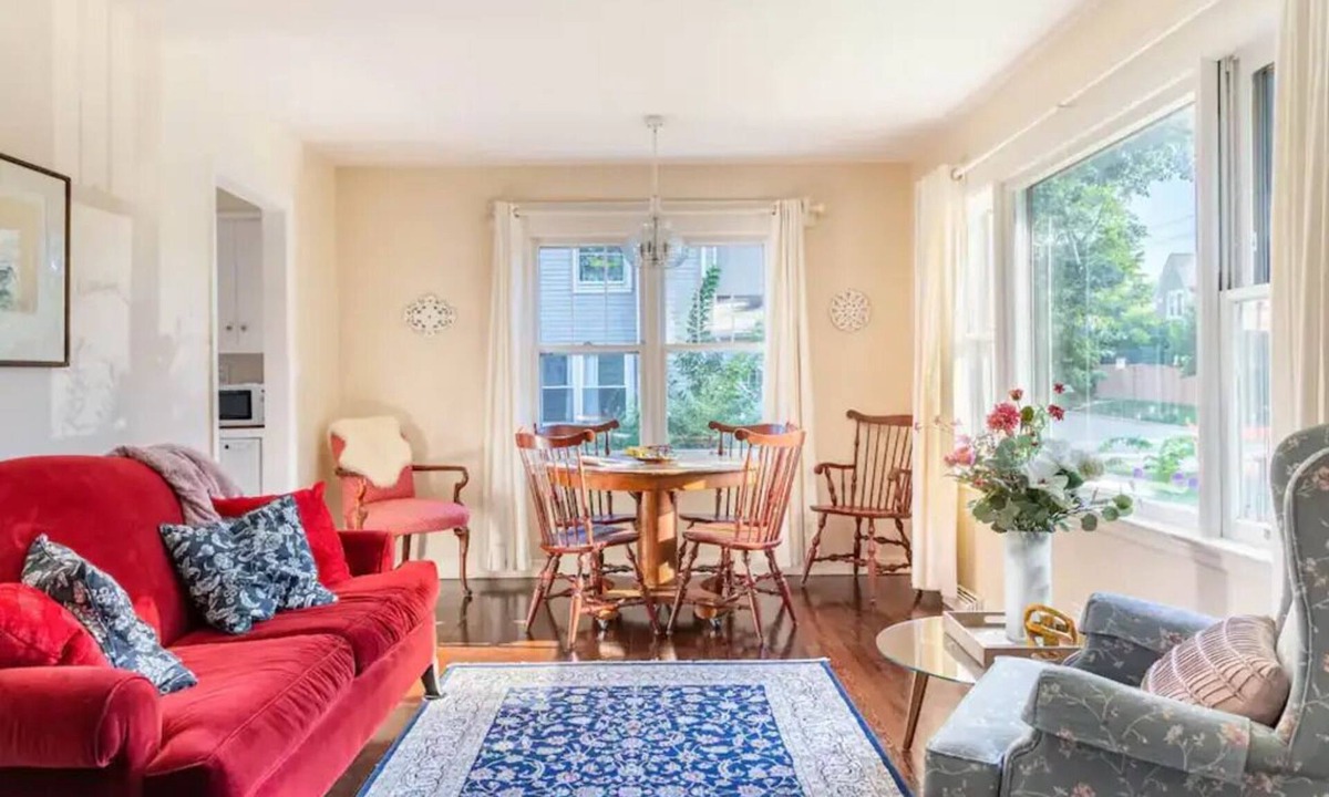 West Chicago House | Enjoy your stay at the Train Conductor’s Cottage!