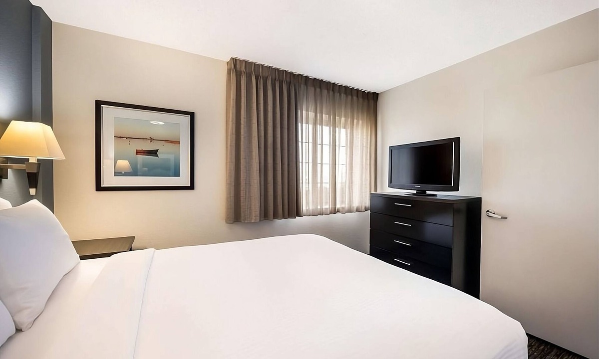 Warrenville Hotel | Ensuring a Very Comfortable & Memorable Stay! Minutes From Cosley Zoo