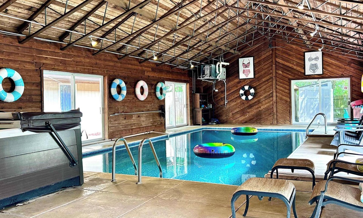 Rockford House | Entertainment Oasis Indoor Pool Spa Arcade Theatre