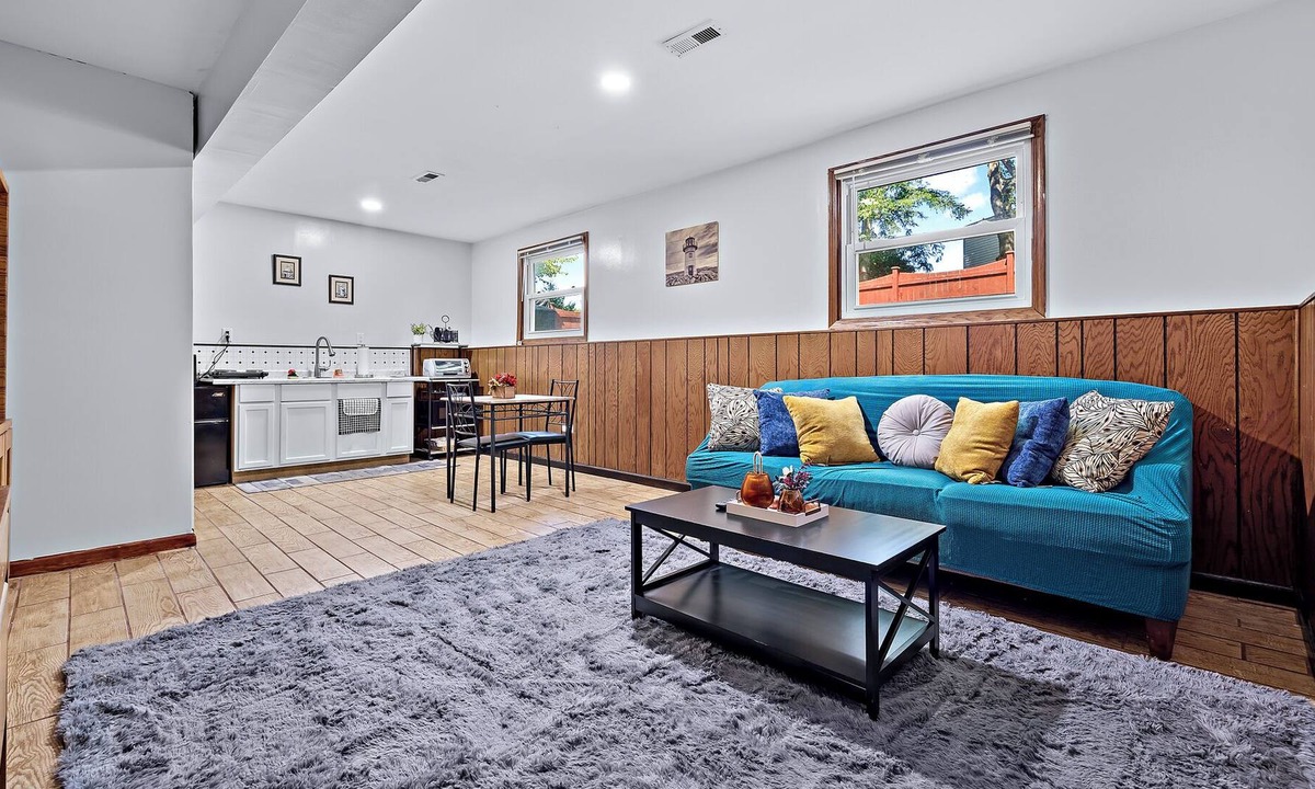 Elgin Apartment | Entire 1 bed 1 bath apt /Nurses/Contractors/Laundry/FREE Wifi/Parking