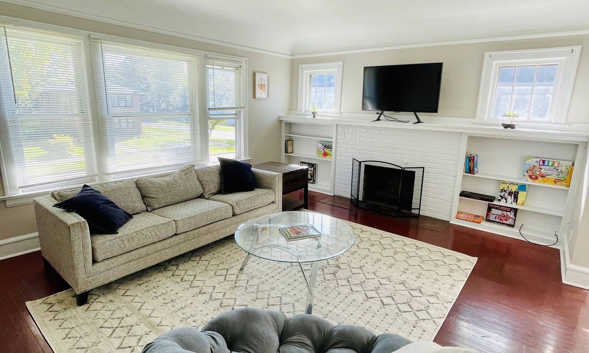 Waukegan House | Entire 3 Bedroom Cozy Unit