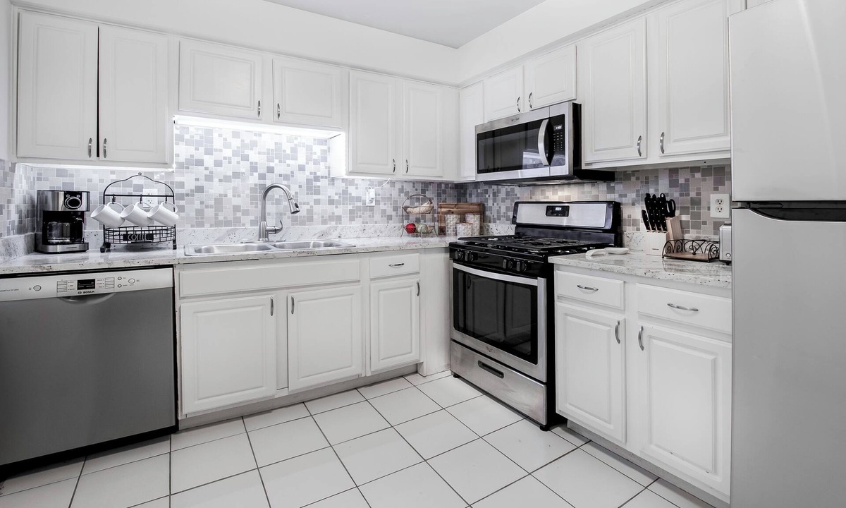 Mundelein Condo | Entire family friendly condo close to Naval Base, Vernon Hills, & Libertyville.