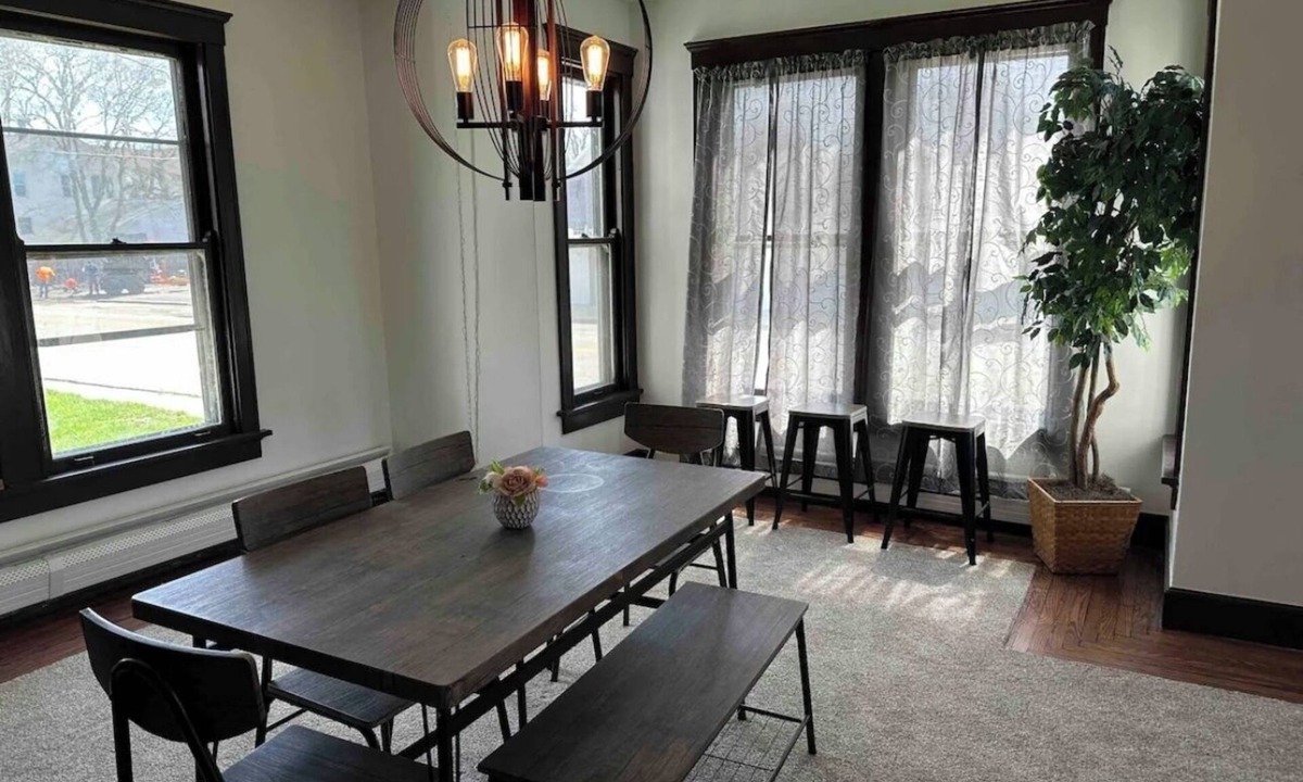 Ottawa House | Entire Home: Walk to Downtown Ottawa 4BD 2 BA: Close to Starvedrock