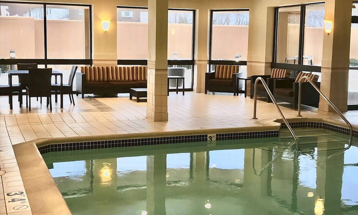West Dundee House | Excellent Choice! 3 Pet-Friendly Units, FREE Parking, Indoor Swimming Pool!