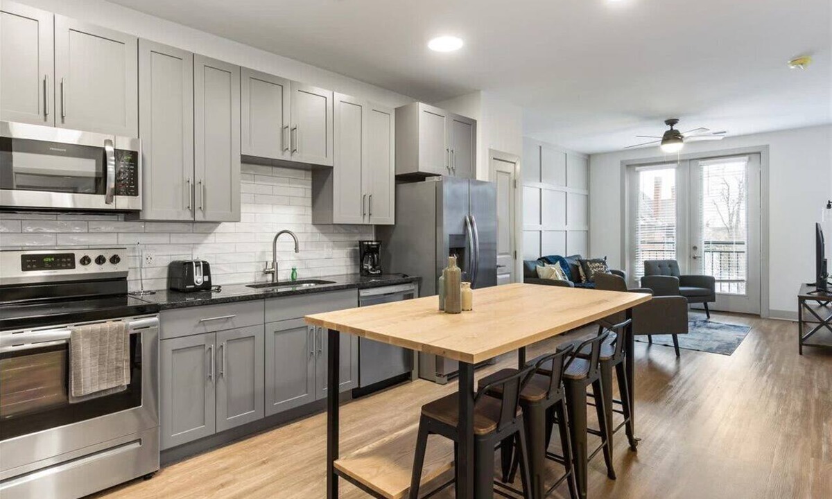 East Walnut HIlls Apartment | Experience Cincinnati! Walkable Modern Condo
