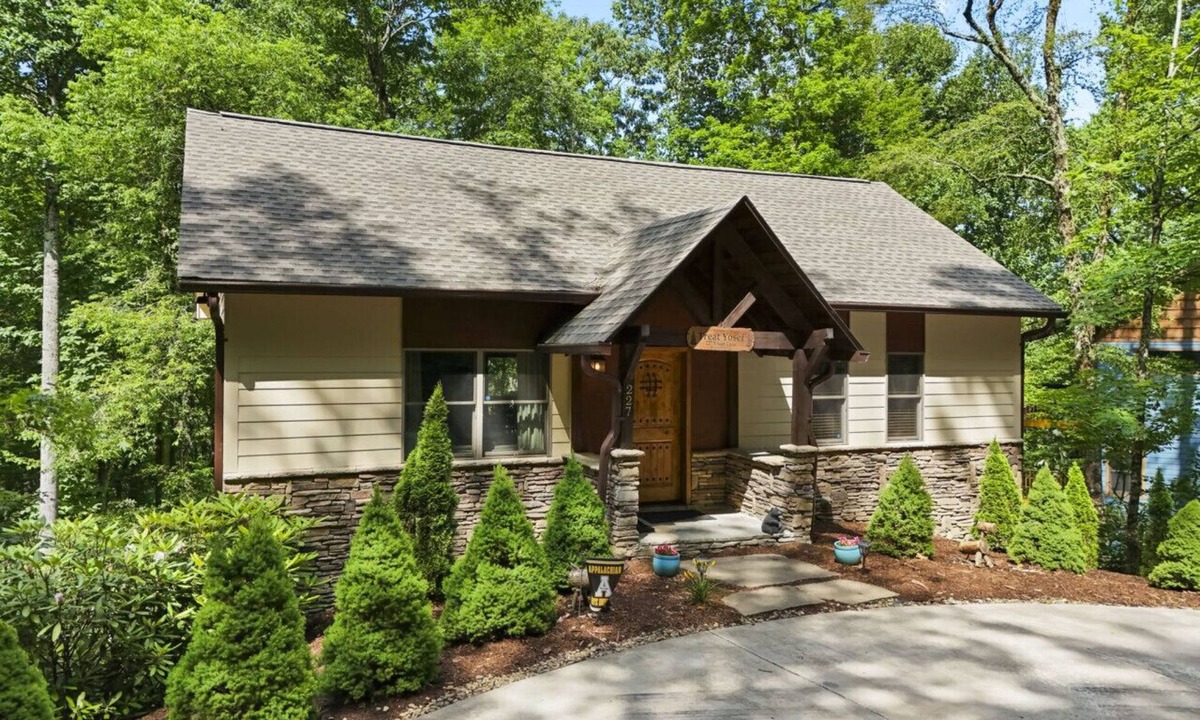Boone Cabin | Exquisite Cabin convenient to Boone & Blowing Rock