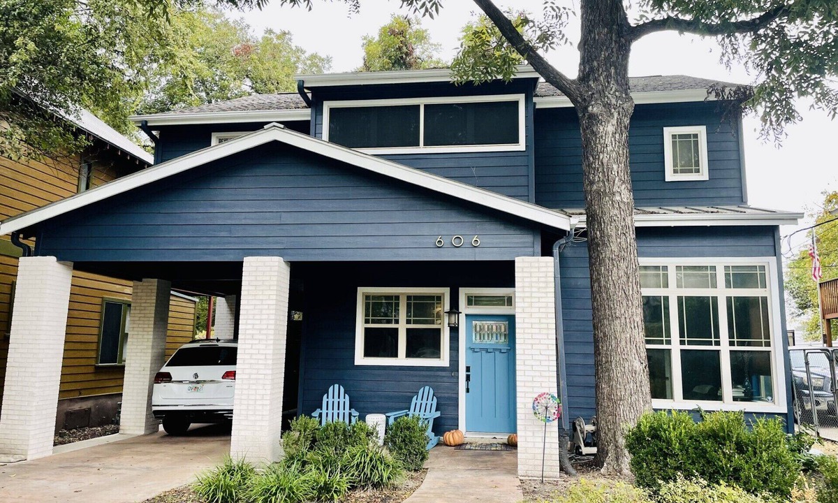 Bouldin House | Exquisite Home PLUS Detached Guesthouse Steps to SOCO - Perfect for a Group