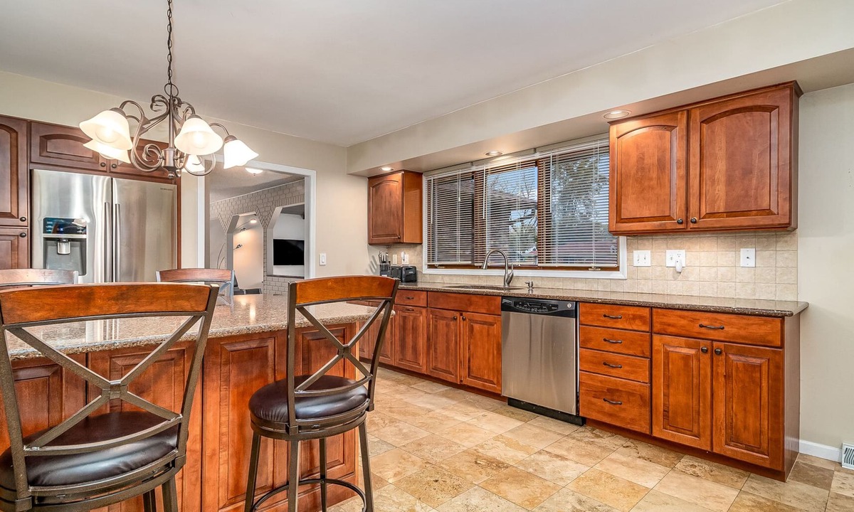 Elgin House | Extended Stay Elgin FHS Rental - Greenridge Dr