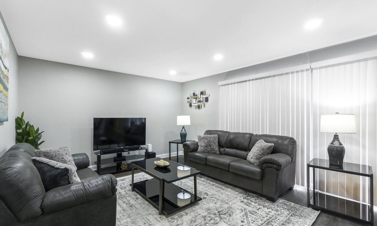 Elk Grove Village House | Extended Stay Elk Grove Village FHS Rental - Kingsbridge Rd