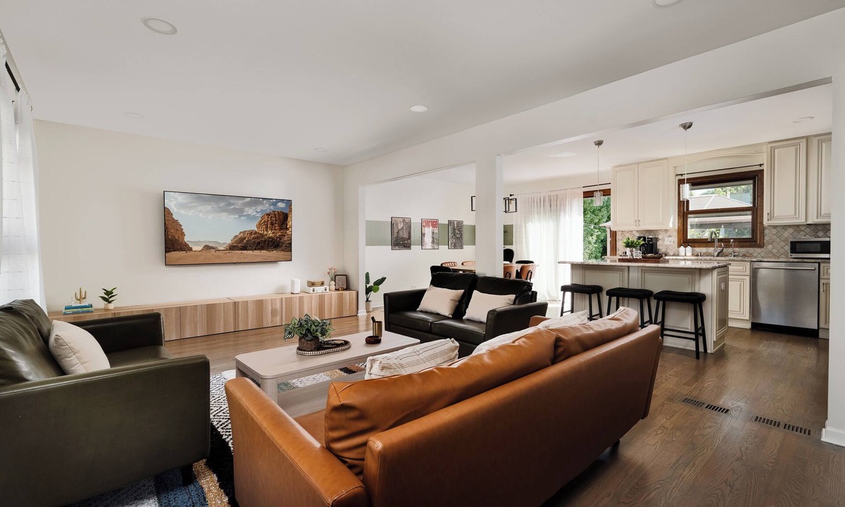 Wasco House | Family Friendly 4BR with Backyard+Games, ORD, Chicago, Workspace