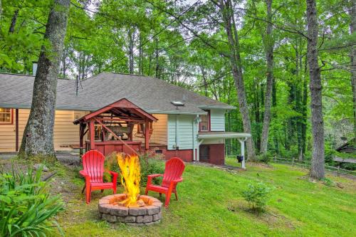 Linville Falls House | Fire Pit & Porch! Rustic Linville Falls Cottage