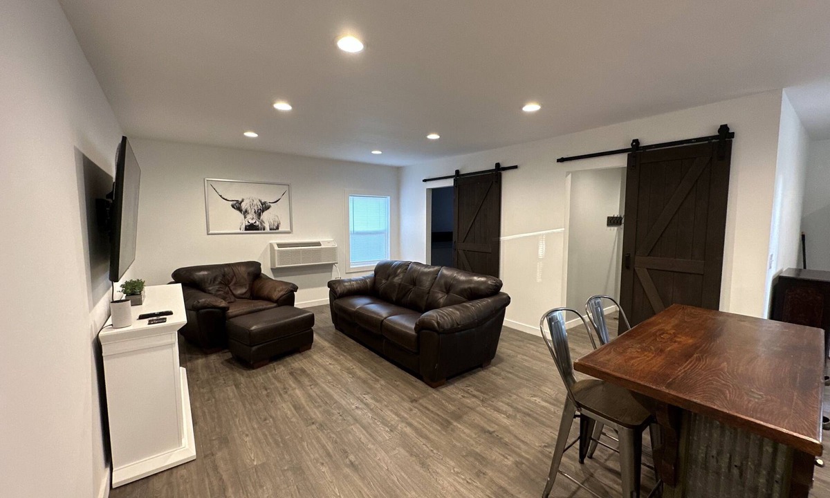 Fox Valley Apartment | Fireplace Self Check-in W/D BBQ Grill Parking