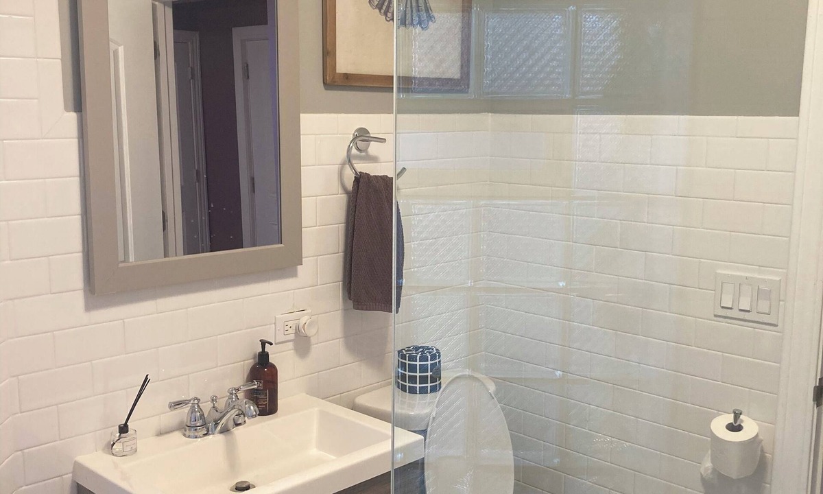 Boystown Apartment | Four bedroom - 2 bathroom apartment