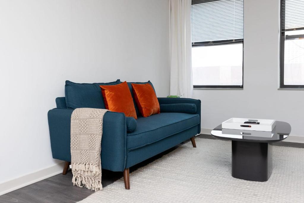 Hyde Park Apartment | FRONTDESK 2 BR Apt 6 miles to The Shedd Aquarium