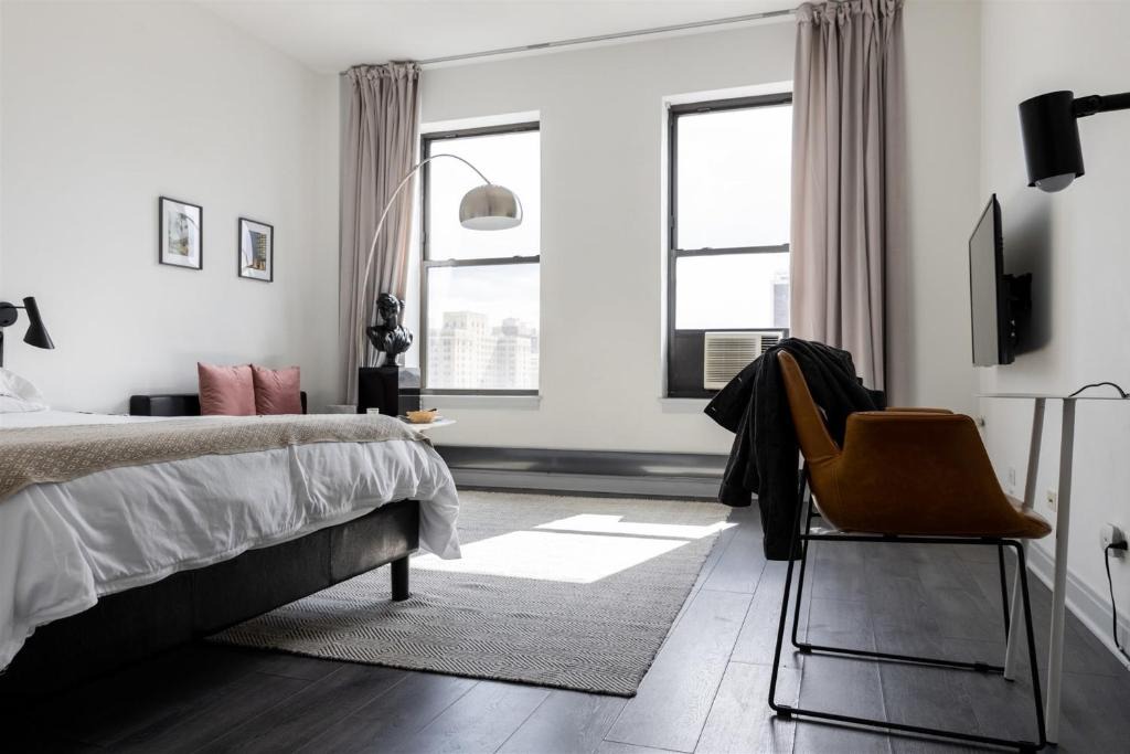 East Hyde Park Apartment | FRONTDESK Chic 1 BR Apt near 57th Street Beach