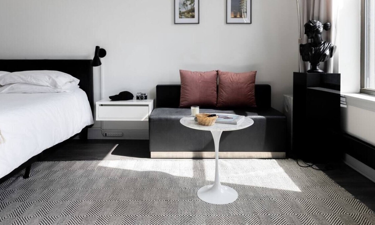 East Hyde Park Apartment | Frontdesk | Chic 1 BR Apt near 57th Street Beach