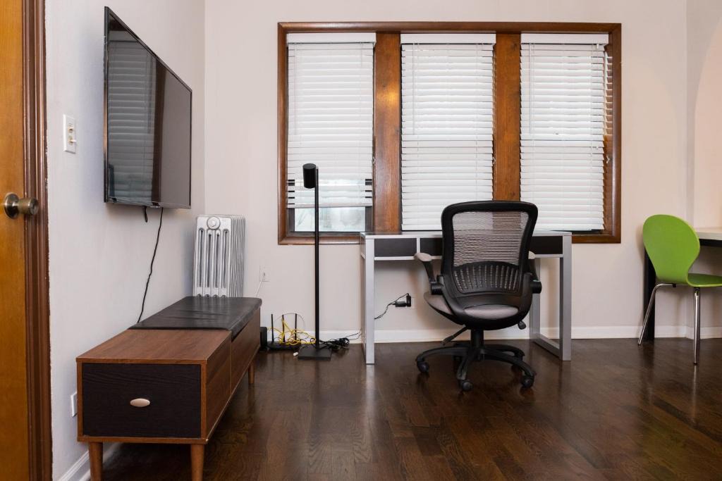 Hyde Park Apartment | FRONTDESK Classic 1 BR Apt near Jackson Park