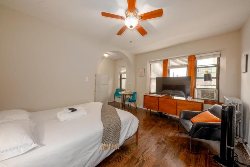 Hyde Park Apartment | FRONTDESK Open Studio Apt near McCormick Place