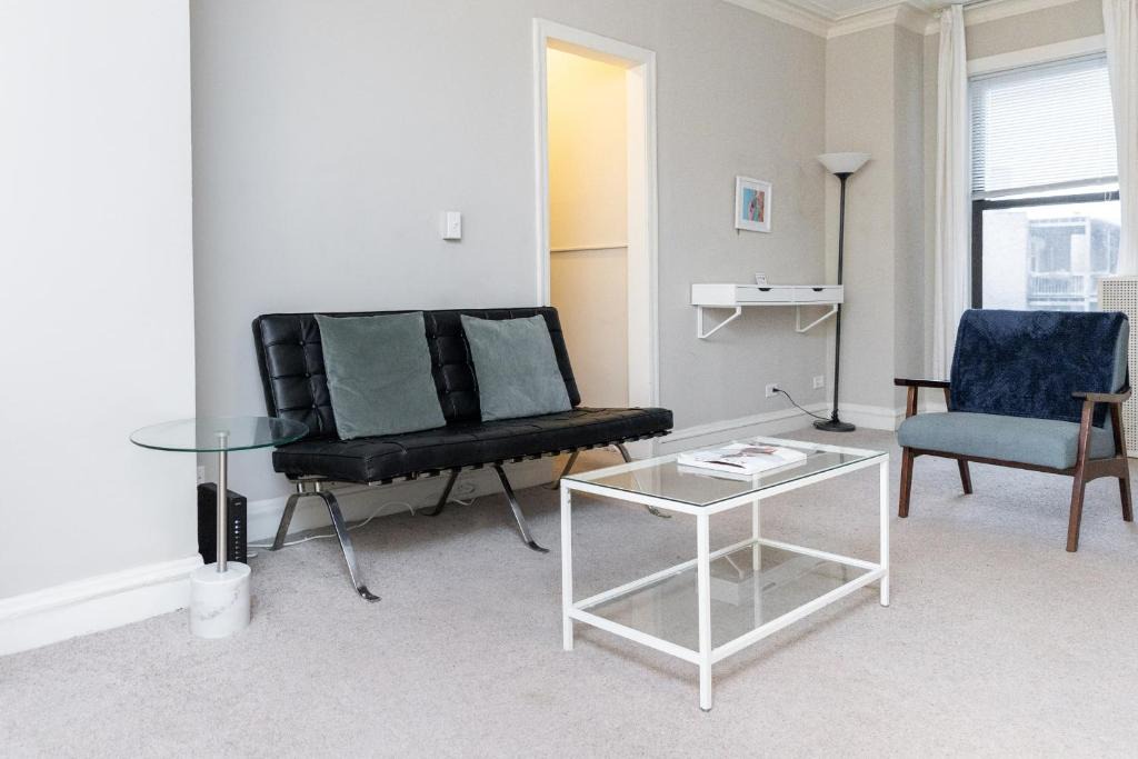 East Hyde Park Apartment | FRONTDESK Quaint 1 BR Apt by 57th Street Beach