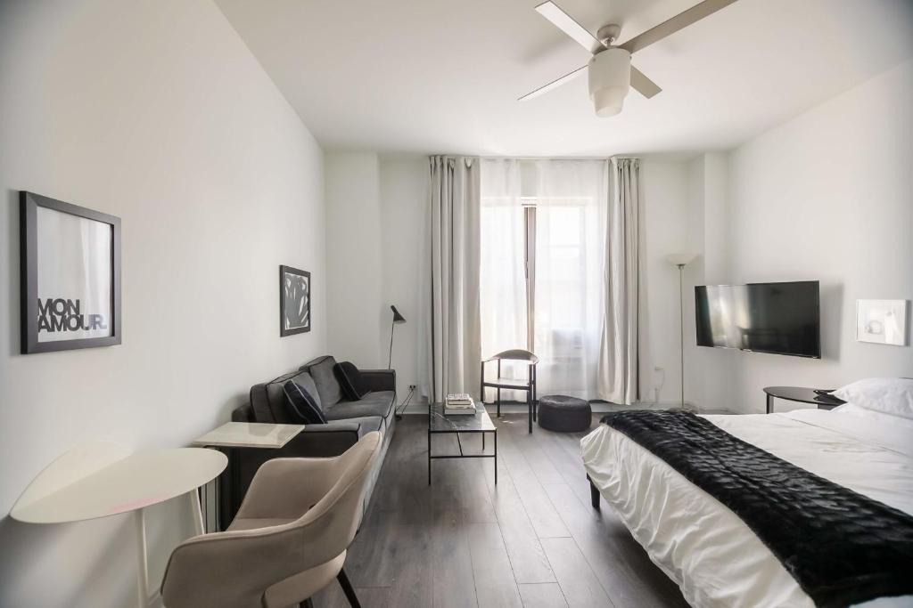 East Hyde Park Apartment | FRONTDESK Trendy Studio Apt near Lake Michigan