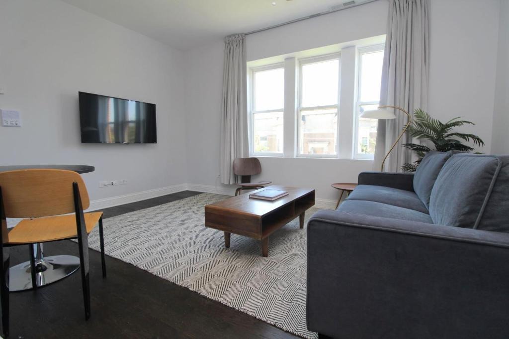Ukrainian Village Apartment | FRONTDESK Updated 2 BR Apt with Full Kitchen