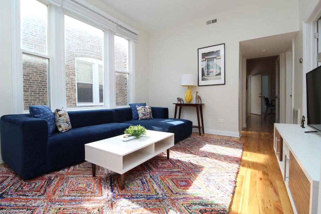 Ukrainian Village Apartment | FRONTDESK Wicker Park 2 BR Apt with Laundry