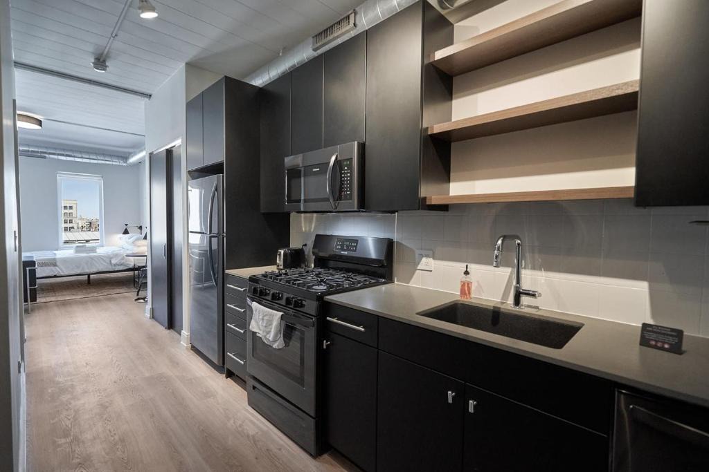 Lakeview Apartment | FRONTDESK Wrigleyville Studio Apt with Balcony