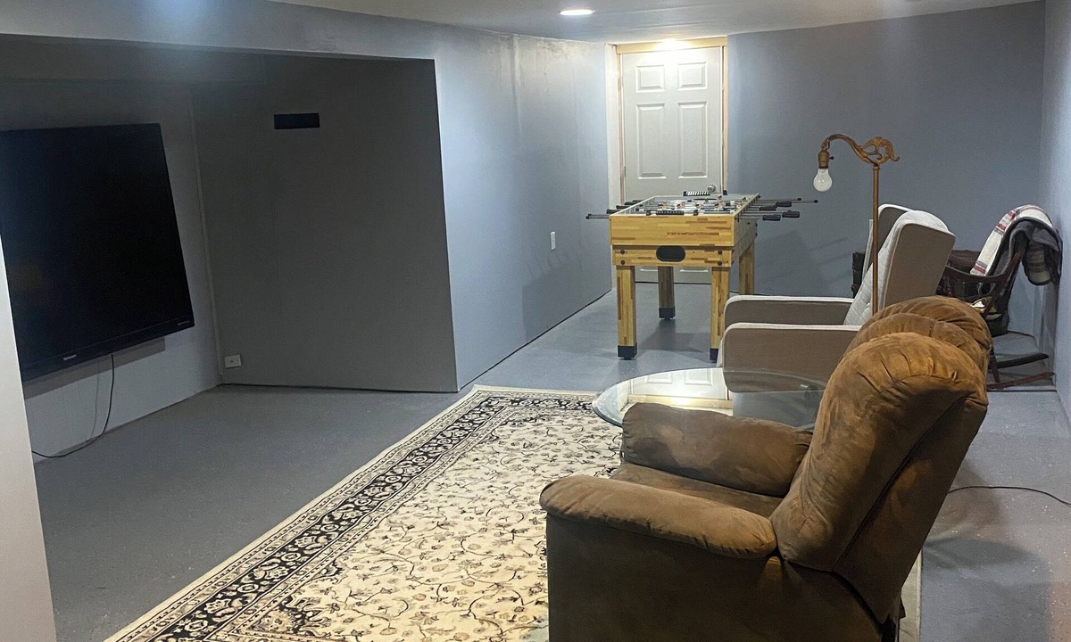 Quincy House | Fully furnished, Charming & Spacious 3-bedroom house in a Quiet Cul-de-Sac!