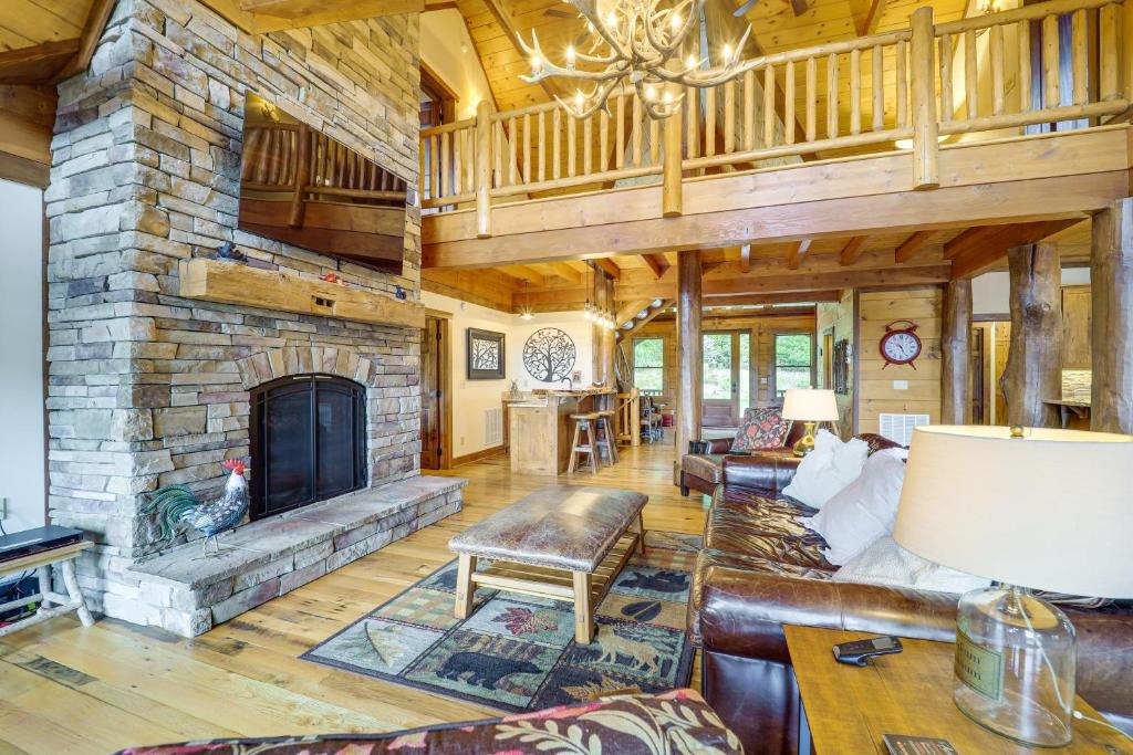 Spruce Pine House | Game Room + Deck: Spacious Spruce Pine Retreat!