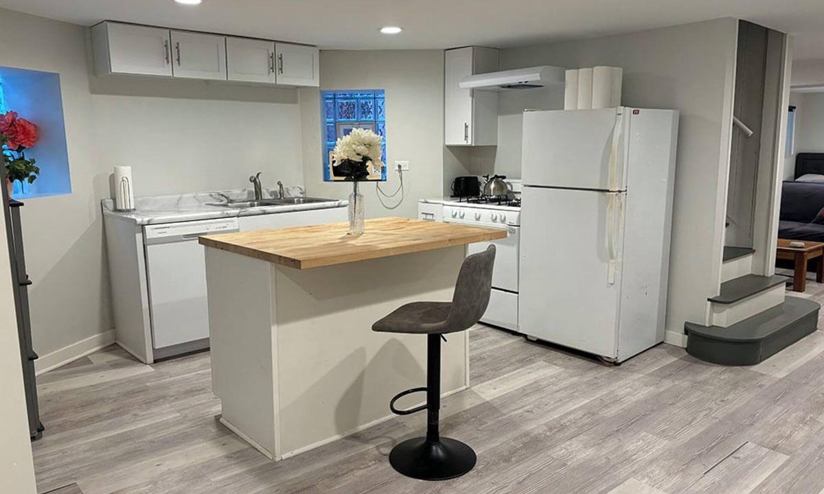 Rogers Park Apartment | Garden 2-bedroom Unit 1 Block from the Lake and Public Transportation + Wifi