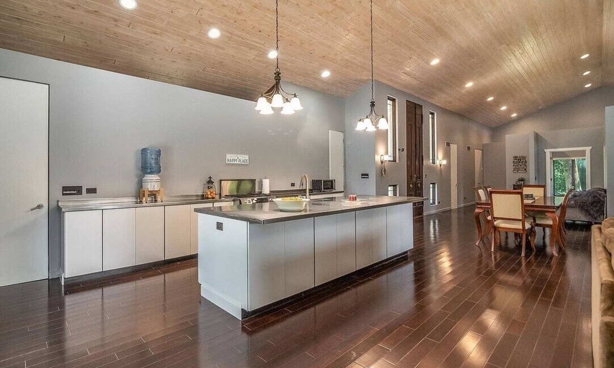 Ottawa House | Gated Waterfront Nature Retreat 5 minutes from Starved Rock State Park