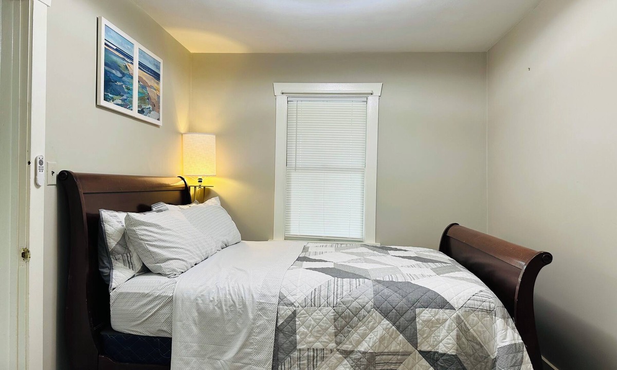 Geneva House | Geneva Retreat – 4BR, Big Yard, Near Downtown, Shops, and Riverwalk