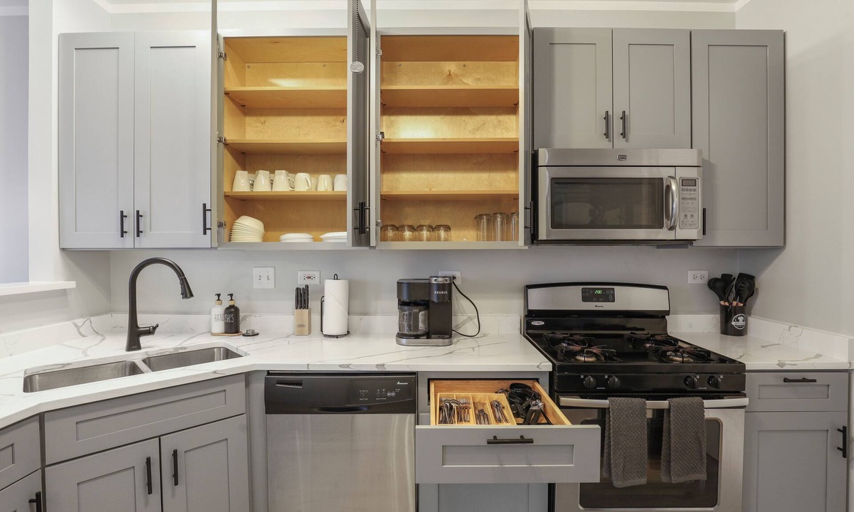 Naperville House | Golden! Sleeps 8/2.5 Bath Townhome