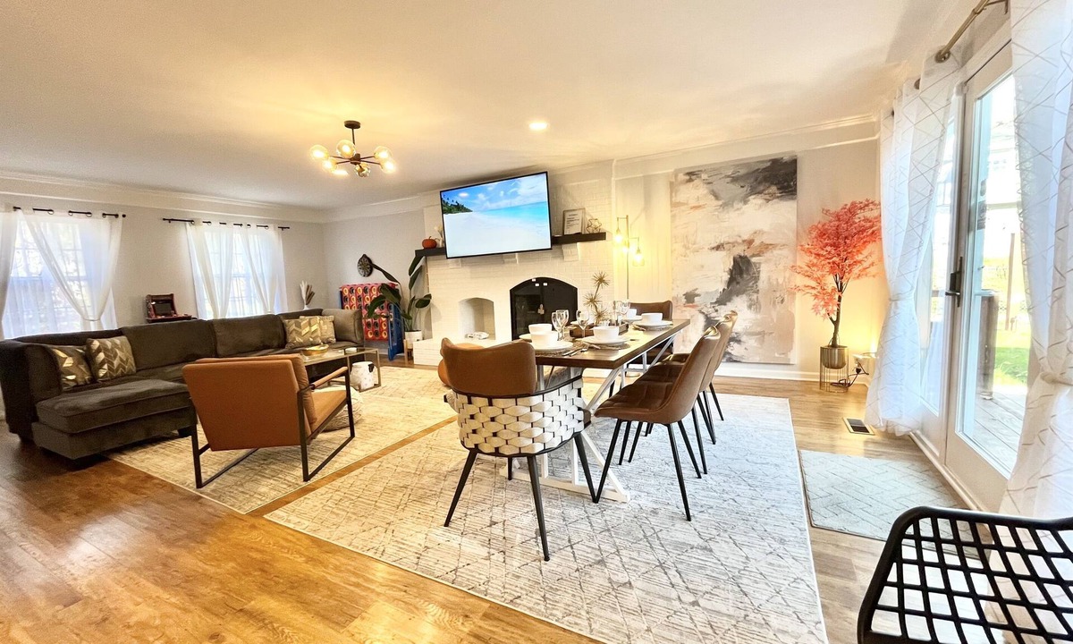Wasco House | Great location-King beds-Kids playroom