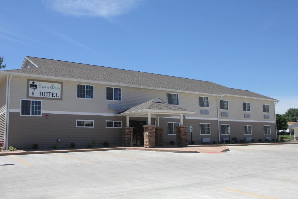 Pittsfield Hotel | Green Acres Hotel