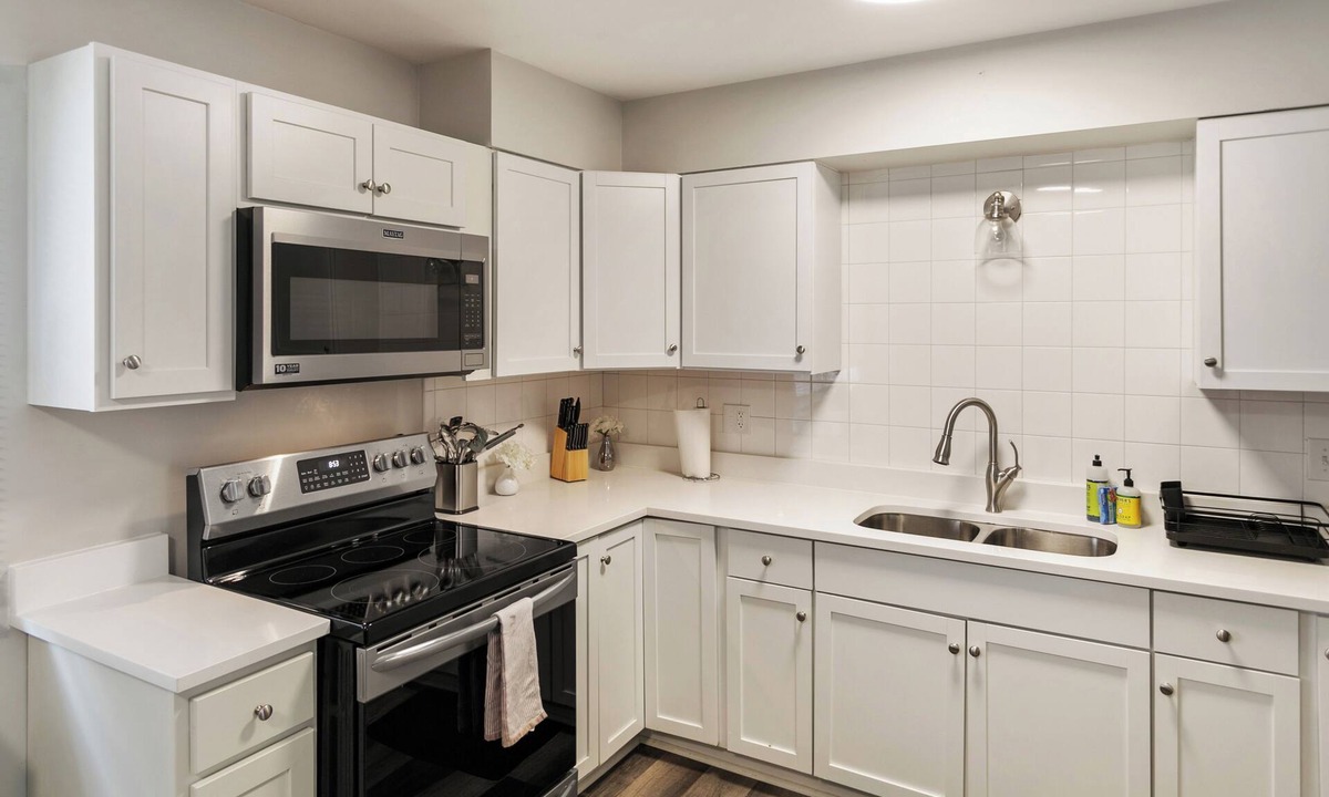 Libertyville Apartment | Half Mile to Downtown