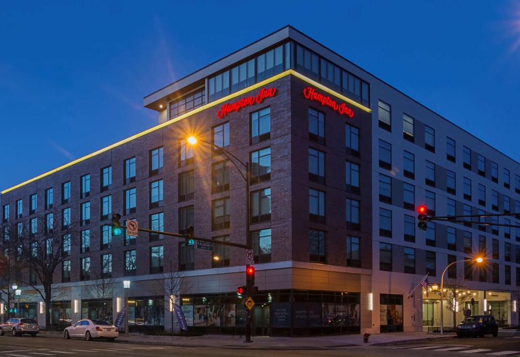 Rogers Park Hotel | Hampton Inn Chicago North-Loyola Station, Il
