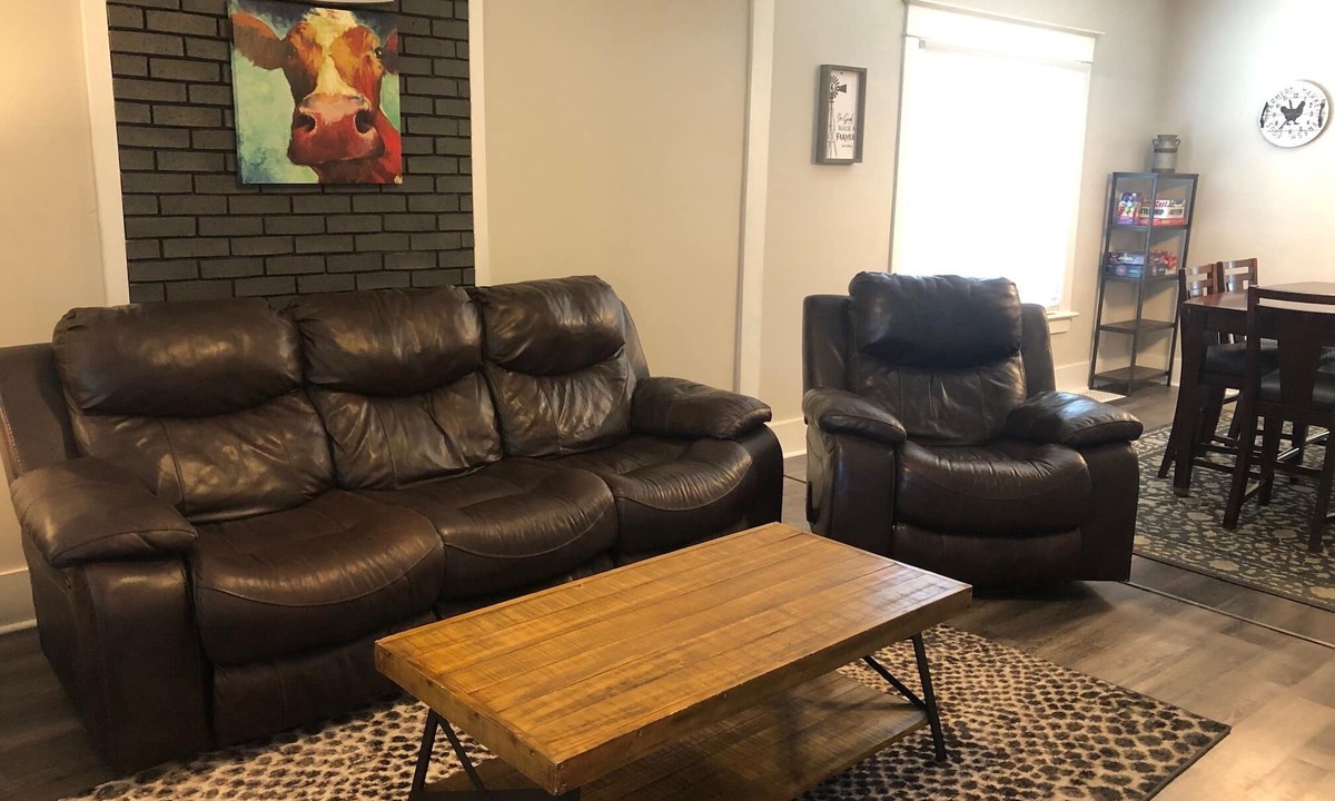 Litchfield House | Harrison House; Litchfield, IL; Pets welcome