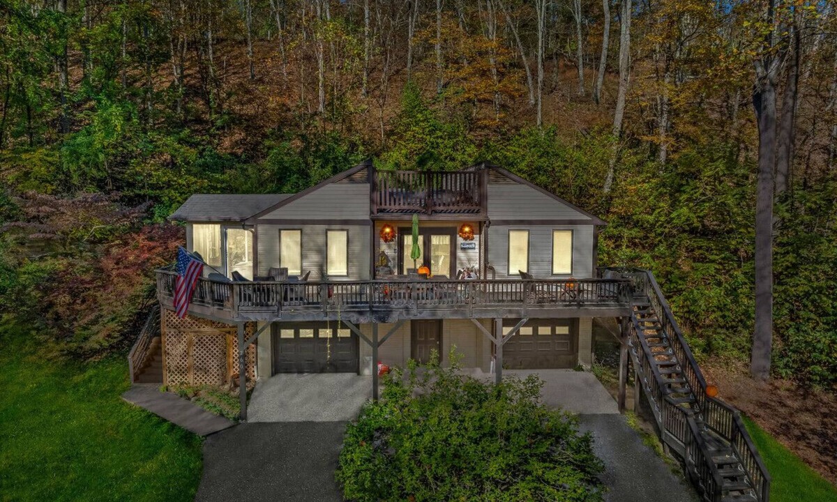 Great Cacapon Cabin | Herons Rest - riverfront, fire pit, wifi, deck, all seasons porch
