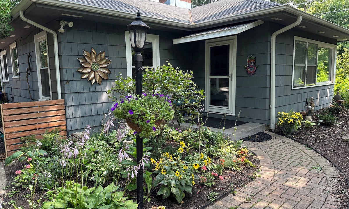 Glencoe House | Hidden Gem Cottage alongside Park, by Beach, Train, Ravinia, Botanic Garden