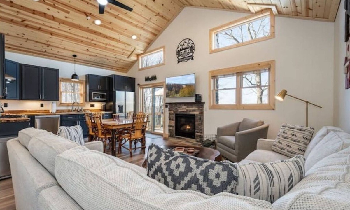 McHenry Cabin | Hilltop Hideaway, Sleeps 7, Hot tub, fire pit, and EV Charger!
