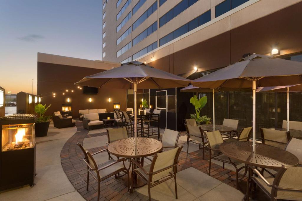 Oakbrook Terrace Hotel | Hilton Suites Chicago/Oakbrook Terrace