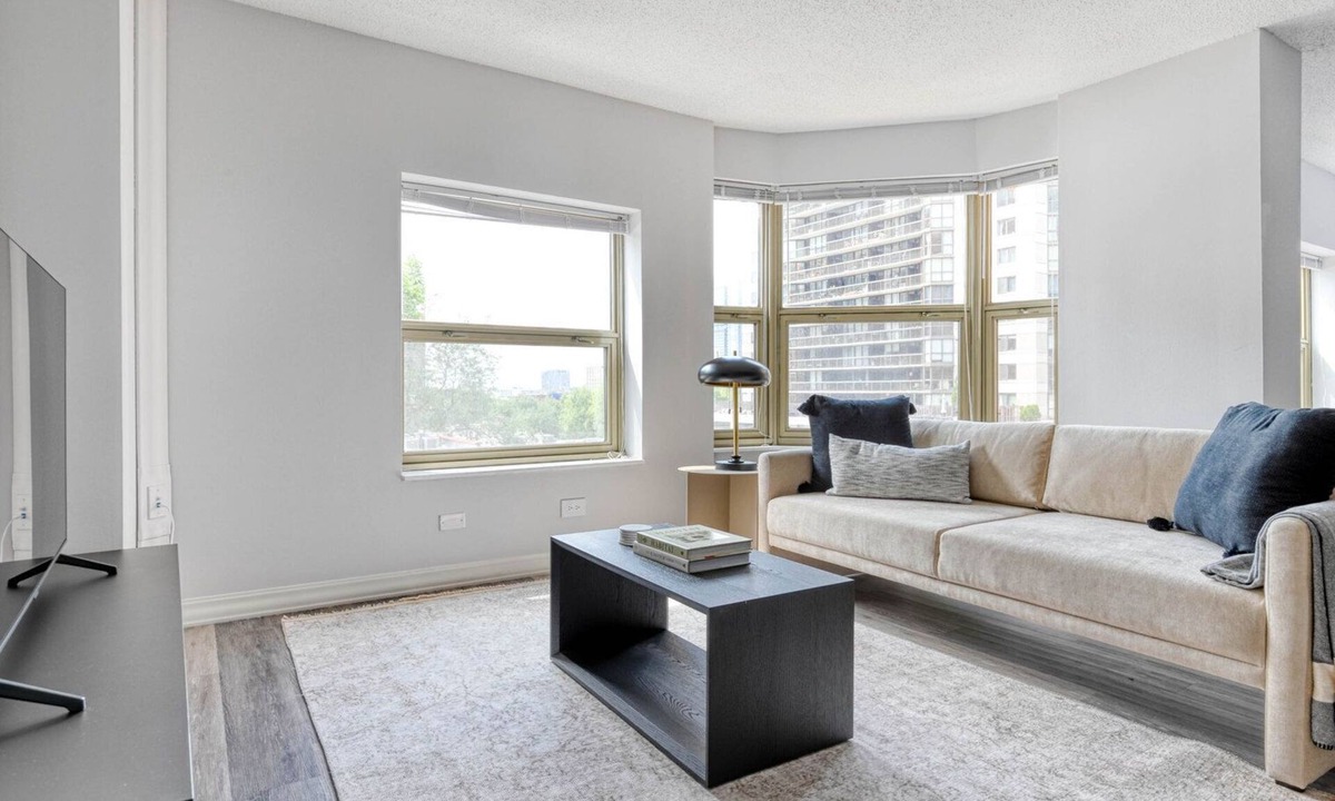 Rush and Division Apartment | Hip Gold Coast Studio w/Deck, Gym & Lounge, 1 block to L, by Blueground