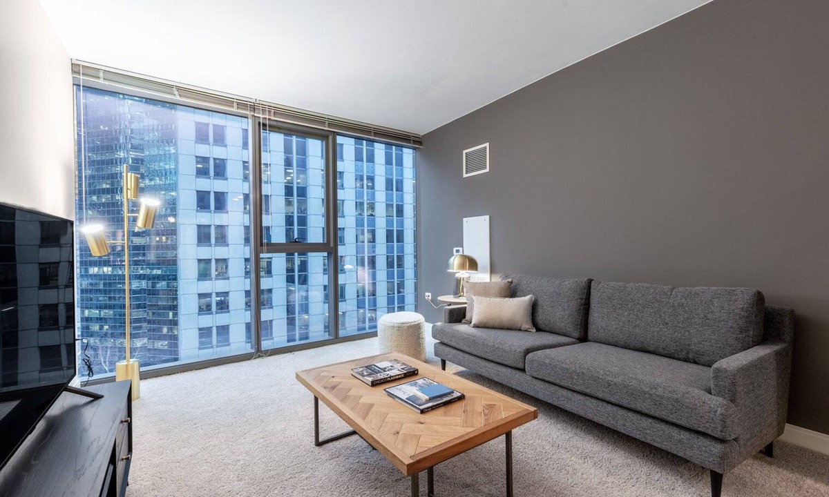 Downtown Chicago Apartment | Hip Loop 1BR w/Gym, Pool, W/D, nr. Financial District, by Blueground