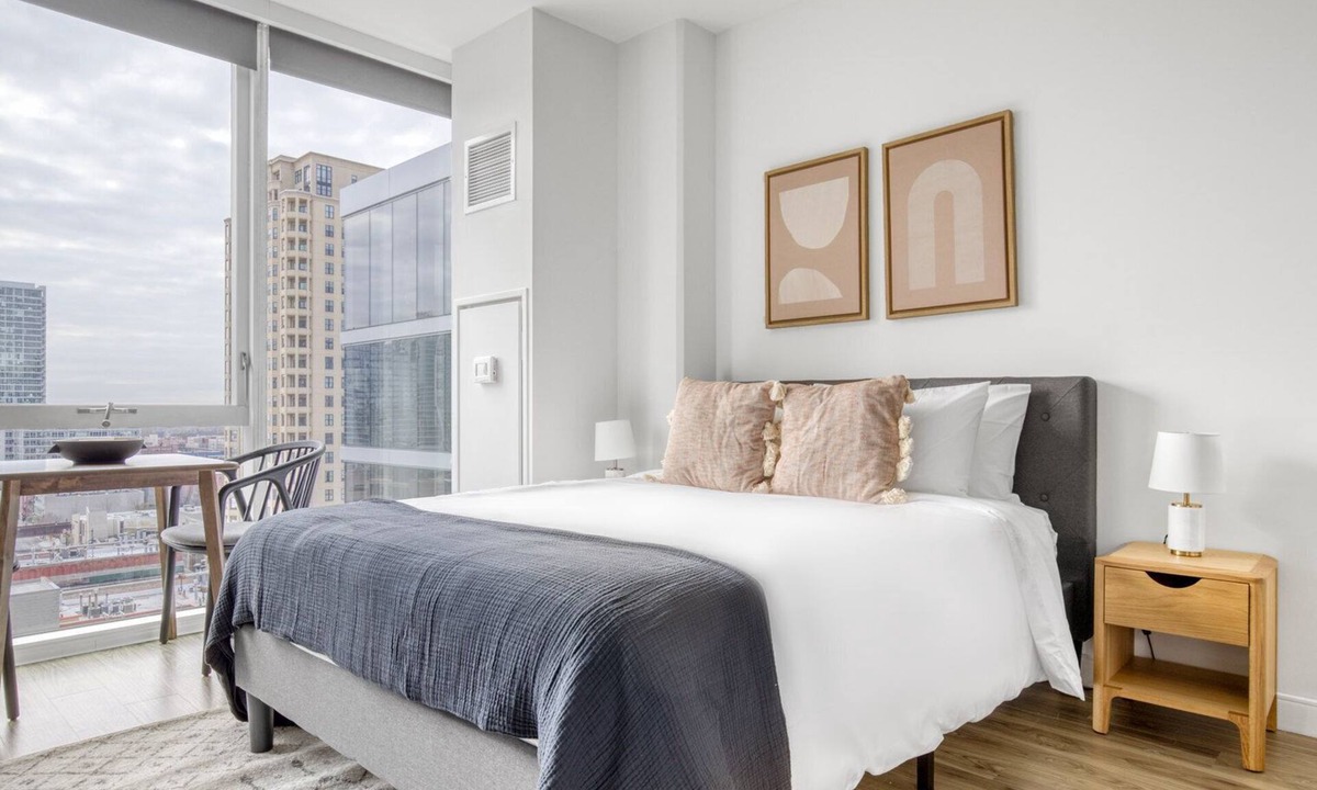 South Loop Apartment | Hip South Loop Studio w/Lounge, Pool & Gym nr Grant Park, by Blueground